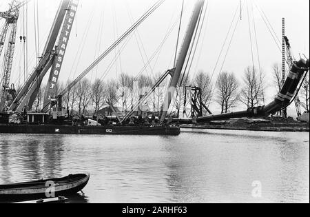 Zinker legte im Amsterdamer Rheinkanal mit drei schwimmenden Ziegen ab; Übersicht über die Arbeiten zwischen Nigtevecht Loenerveen Datum: 7. Dezember 1974 Standort: Amsterdam-Rhein-Kanal, Nigtevecht Stockfoto