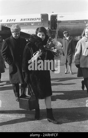 Zizen Jeanmaire kam in den Niederlanden an. Zizi Jeanmiare auf Schiphol Datum: 25. Februar 1963 Stichwörter: Ankunft persönlicher Name: Zizen, Jeanmaire Stockfoto