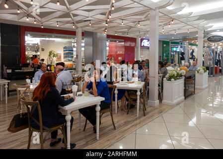 Food Court Agora Mall in Santo Domingo Dominica Republik Stockfoto