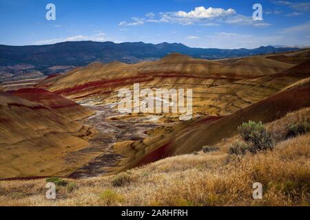 Wunderschöne Farbschichten in Painted Hills - eine der drei Einheiten des John Day Fossil Beds National Monument in Oregon Stockfoto