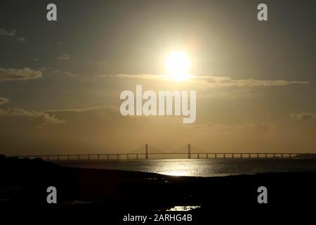 Großbritannien Wetter - Beachley, Gloucestershire, Großbritannien. Januar 2020. Sonnenuntergang über der Prince of Wales Brücke über den Fluss Severn von England nach Wales. Die Fahrten über die Brücke stiegen im Jahr seit der Entfernung der Maut im Dezember 2018 um 16 %. Kredit: Andrew Higgins/Thousand Word Media Ltd/Alamy Live News Stockfoto