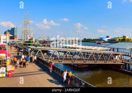 Hamburg, 26. Juli 2018: Altes Schiff mit Restaurant an der Elbe, Hamburger Landungsbrücken Hafenpanorama Stockfoto