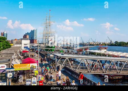 Hamburg, Deutschland - 26. Juli 2018: altes Schiff mit Restaurant auf Elbe, Hamburger Landungsbrücken Hafen Stockfoto