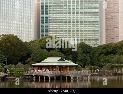 Teehaus im Hama-Rikyu-Garten, Tokio, Japan Stockfoto