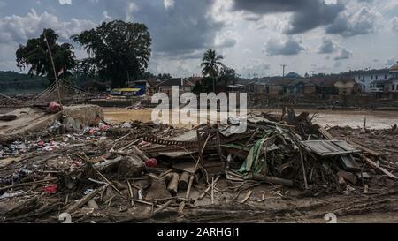 LEBAK, BANTEN - JANUARI 23, 2020: Blitzüberschwemmungen trafen den Bezirk Lebak in der Provinz Banten, Indonesien zu Beginn des neuen Jahres am 1. Januar 2020 Stockfoto