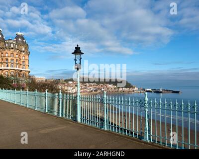 Blick über die South Bay von der Spa Bridge und dem Grand Hotel in Scarborough North Yorkshire England Stockfoto