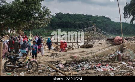 LEBAK, BANTEN - JANUARI 23, 2020: Blitzüberschwemmungen trafen den Bezirk Lebak in der Provinz Banten, Indonesien zu Beginn des neuen Jahres am 1. Januar 2020 Stockfoto