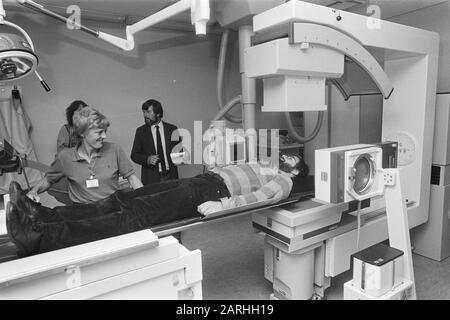 Das Krankenhaus Zuiderzee in Lelystad führt eine Studie mit einhundert Freiwilligen durch; Patient in der rontgen-Abteilung Datum: 17. August 1982 Standort: Flevoland, Lelystad Schlüsselwörter: Patienten, Röntgenabteilungen, Krankenhäuser Stockfoto