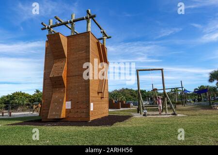 Ft. Pierce, FL/USA-1/27/20: Ein Beispiel für den Hindernis-Kurs und das körperliche Fitness-Training, das die Navy SEALs im Navy SEALs Museum in Ft verwenden. Torte Stockfoto