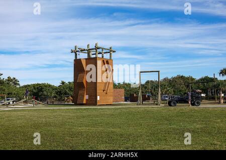 Ft. Pierce, FL/USA-1/27/20: Ein Beispiel für den Hindernis-Kurs und das körperliche Fitness-Training, das die Navy SEALs im Navy SEALs Museum in Ft verwenden. Torte Stockfoto