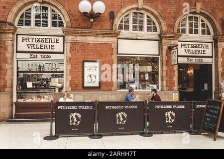 London/UK - 22/07/2019: Männer, die in der Sitzgruppe der Patisserie Valerie vor dem Café im Inneren der Marylebone Station sprechen. Patisserie Va Stockfoto