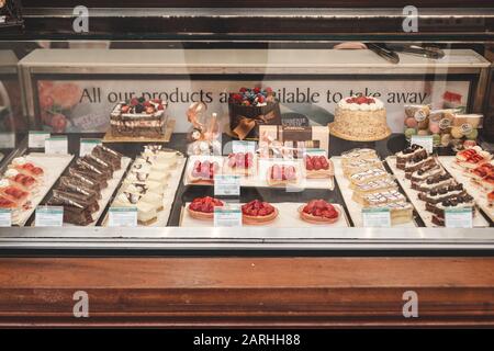 London/UK - 22/07/2019: Schaufenster mit Gebäck im Café Patisserie Valerie auf der Marylebone Station. Patisserie Valerie ist eine Kette von Cafés betreibt i Stockfoto