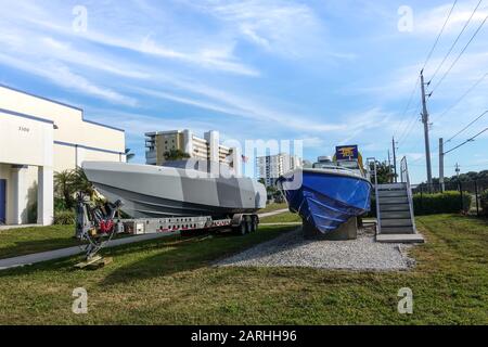 Ft. Pierce, FL/USA-1/27/20: Boote, die von den Navy Seals in der Dienstlinie verwendet werden. Stockfoto