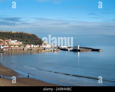 Blick über die South Bay in Richtung Sandside und den Hafen in Scarborough North Yorkshire England Stockfoto