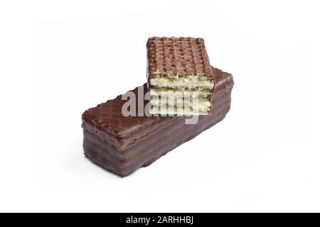 Zwei schokoladenüberzogene Waffeln auf weißem Hintergrund isoliert. Süßer Snack aus nächster Nähe Stockfoto