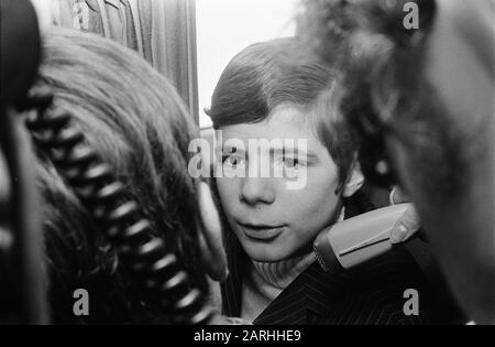 Der vierzehnjährige Heintje erhält Goldplatten im Flugzeug. Heintje Datum: 24. Februar 1970 Stichwörter: Quittungen, Flugzeuge, Sänger Personenname: Heintje Stockfoto