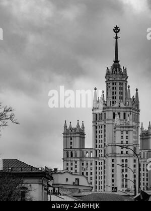 Das hochgelegene, markante Wohnhaus am Kotelnicheskaja-Embankment in Yauza in den Jahren 1938-1952 in Moskau ist eines von sieben, die von Stalin-Wolkenkratzern i realisiert wurden Stockfoto