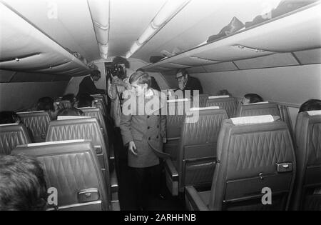 Der vierzehnjährige Heintje erhält Goldplatten im Flugzeug. Heintje Datum: 24. Februar 1970 Stichwörter: Quittungen, Flugzeuge, Sänger Personenname: Heintje Stockfoto