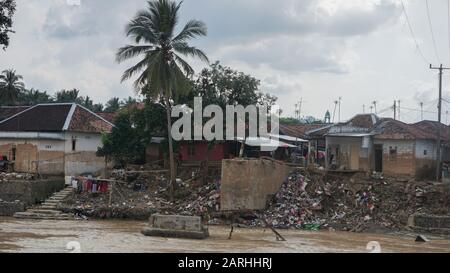 LEBAK, BANTEN - JANUARI 23, 2020: Blitzüberschwemmungen trafen den Bezirk Lebak in der Provinz Banten, Indonesien zu Beginn des neuen Jahres am 1. Januar 2020 Stockfoto