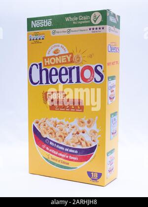 Großbritannien, Jan 2020: Nestle Honey Cheerios mit Vollkorn auf weißem Studiohintergrund Stockfoto