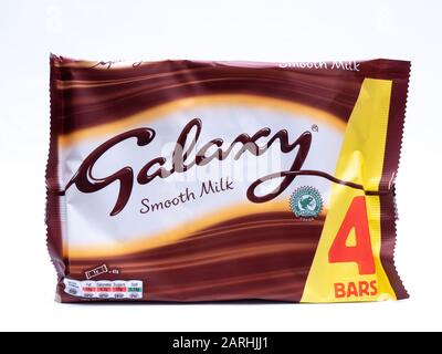 Großbritannien, Januar 2020: Galaxy Mars Smooth Milk Chocolate Bars 4er-Pack auf weißem Studiohintergrund Stockfoto