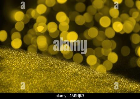 Gelber, trendiger festlicher Hintergrund verschwommener Lichter. Entschärfte abstrakte Unscharfe Hintergrundbokeh. Stockfoto