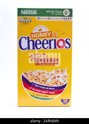 Großbritannien, Januar 2020: Nestle Honey Cheerios Produkt auf weißem Studiohintergrund gedreht Stockfoto