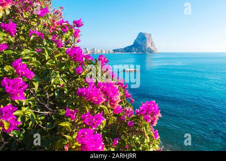 Blick auf Mittelmeer, berühmten Felsen Penon de Ifach in Calpe, Valencia, Costa Blanca, Spanien Stockfoto