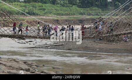 LEBAK, BANTEN - JANUARI 23, 2020: Blitzüberschwemmungen trafen den Bezirk Lebak in der Provinz Banten, Indonesien zu Beginn des neuen Jahres am 1. Januar 2020 Stockfoto