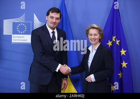 Brüssel, Belgien. Januar 2020. Die Präsidentin der Europäischen Kommission, Ursula von der Leyen (R), trifft sich am 28. Januar 2020 mit dem ukrainischen Premierminister Oleksiy Honcharuk am EU-Hauptsitz in Brüssel, Belgien. Kredit: Zheng Huansong/Xinhua/Alamy Live News Stockfoto