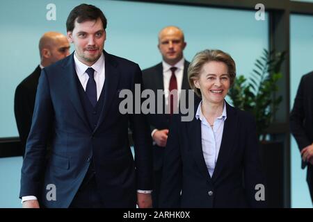 Brüssel, Belgien. Januar 2020. Die Präsidentin der Europäischen Kommission, Ursula von der Leyen (R), trifft sich am 28. Januar 2020 mit dem ukrainischen Premierminister Oleksiy Honcharuk am EU-Hauptsitz in Brüssel, Belgien. Kredit: Zheng Huansong/Xinhua/Alamy Live News Stockfoto