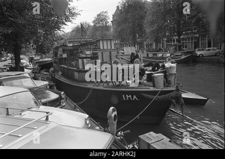 Tiere auf dem Hausboot in der Prinsengracht Amsterdam Datum: 12. August 1971 Standort: Amsterdam, Noord-Holland Schlüsselwörter: Hausschiffe Stockfoto