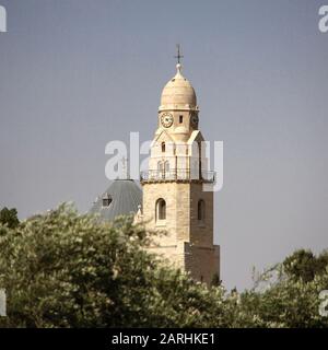 Über den Bäumen in Jerusalem erhebt sich die St.-Jakobus-Kathedrale Stockfoto