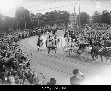 Abdankung Königin Wilhelmina/Einweihung der Königin Juliana Juliana neue Königin. Erste Tour durch die Königsfamilie mit den ältesten drei Prinzessinnen im Creme Calèche nach Amsterdam Datum: 4. september 1948 Ort: Amsterdam, Noord-Holland Schlüsselwörter: Einweihung, Königshaus, Fahrtouren Stockfoto