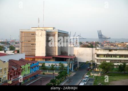 Der Stadtblick aus der Luft über die Hafenstadt Colon am Morgen (Panama). Stockfoto