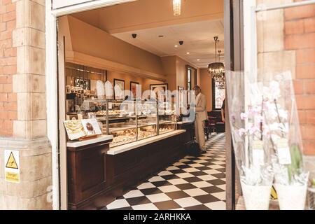 London/UK - 22/07/2019: Mann kauft Kaffee und Croissant im Café Patisserie Valerie an der Marylebone Station. Die Patisserie Valerie ist eine Kette von Stockfoto