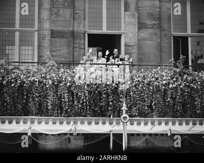 Abdankung Königin Wilhelmina/Einweihung der Königin Juliana Juliana neue Königin. The Royal Family on the Palace balcony, after returning the Tour in the Creme Calèche by Amsterdam Datum: 4. September 1948 Ort: Amsterdam, Noord-Holland Schlüsselwörter: Einweihung, Königshaus Stockfoto