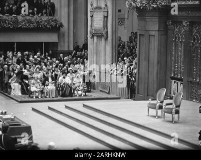 Abdankung Königin Wilhelmina/Einweihung Königin Juliana Einweihung Königin Juliana. Hochfest an der Nieuwe Kerk in Amsterdam (Nr. 2-17). Als eine Insel der Ruhe gibt es noch immer die leere Thronplattform, die auf die Ankunft der königlichen Prozession wartet. Im Hintergrund Prinzessin Wilhelmina, mit Prinzessin Armgard (Mutter von Prinz Bernhard) und den Prinzessinnen Beatrix und Irene. Dahinter die ausländischen Königsgäste und Mitglieder anderer Sondermissionen) Datum: 6. September 1948 Ort: Amsterdam, Noord-Holland Schlüsselwörter: Einweihung, Königshaus Institutionname: Nieuwe Kerk Stockfoto