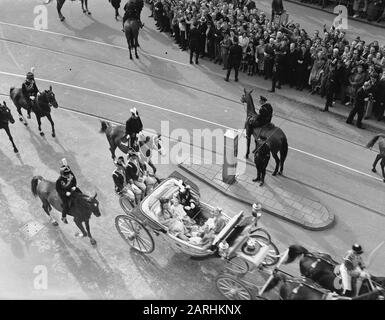 Abdankung Königin Wilhelmina/Einweihung der Königin Juliana Juliana neue Königin. Erste Tour durch die Königsfamilie mit den drei ältesten Prinzessinnen im Creme Calèche nach Amsterdam Datum: 4. september 1948 Ort: Amsterdam, Noord-Holland Schlüsselwörter: Einweihung, Königshaus, Fahrtouren Stockfoto