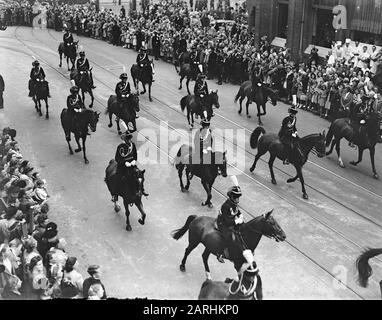 Abdankung Königin Wilhelmina/Einweihung der Königin Juliana Juliana neue Königin. Erste Tour durch die Königsfamilie mit den ältesten drei Prinzessinnen im Creme Calèche nach Amsterdam Datum: 4. september 1948 Ort: Amsterdam, Noord-Holland Schlüsselwörter: Einweihung, Königshaus, Fahrtouren Stockfoto