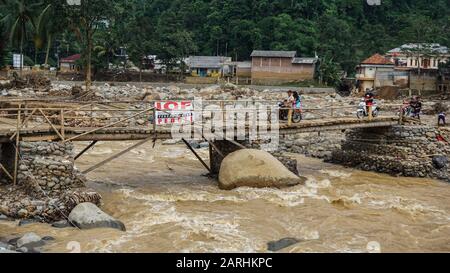 LEBAK, BANTEN - JANUARI 23, 2020: Blitzüberschwemmungen trafen den Bezirk Lebak in der Provinz Banten, Indonesien zu Beginn des neuen Jahres am 1. Januar 2020 Stockfoto