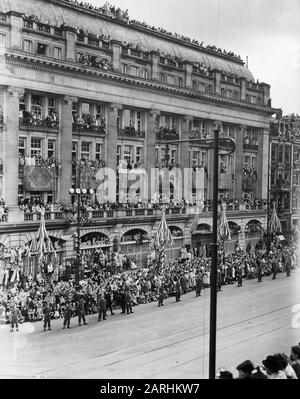 Abdankung Königin Wilhelmina/Einweihung Königin Juliana Einweihung Königin Juliana. Tour mit dem Golden Carriage durch Amsterdam. Menschen an den Fassaden am Leidseplein Datum: 6. September 1948 Ort: Amsterdam, Noord-Holland Schlüsselwörter: Einweihung, Königshaus, Führungen Stockfoto