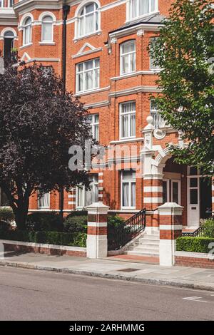 London/UK - 17/07/2019: St. Mary's Mansions auf der St Mary's Terrace in Little Venice. Londoner Stadtteil rund um die Kreuzung des Paddington Arm Stockfoto