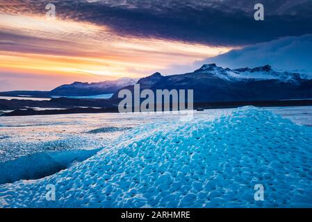 Schöner Sonnenuntergang über der isländischen Gletscherlandschaft in Südisland Stockfoto