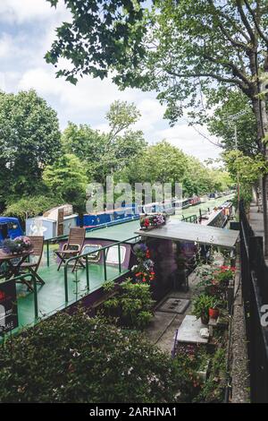 London/Großbritannien - 17/07/2019: Schmalboote moorierten entlang des Regents-Kanals in Little Venice. Ein Schmalboot ist ein Boot von einem bestimmten Design, das auf die na passt Stockfoto