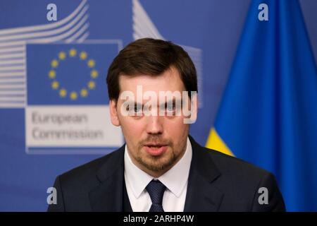 Brüssel, Belgien. Januar 2020. Premierminister der Ukraine Oleksiy Honcharuk und EU-Kommissar Valdis Dombrovskis geben am Ende ihrer Sitzung eine Pressekonferenz. Credit: Alexandros MICHAILIDIS/Alamy Live News Stockfoto