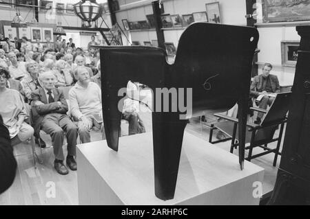 Auktion Rietveld-Furniture (Birza-Kollektion) bei Christies A'dam; Birza-Stuhl von Sted gekauft. Museum A'dam, l: Von Groenekan Datum: 27. Mai 1986 Ort: Amsterdam, Noord-Holland Schlüsselwörter: Stühle, Auktionen persönlicher Name: Christies Stockfoto