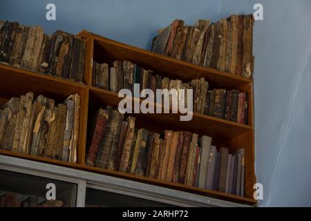 Alte Bücher in einem Synagogenbuchregal Stockfoto