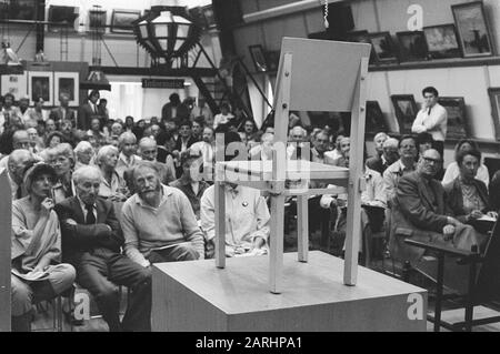 Auktion Rietveld-Furniture (so genannte Birza-Sammlung) in Christies Amsterdam; Rietvelds Militärstuhl, A. van der Groenekan Datum: 27. Mai 1986 Ort: Amsterdam, Noord-Holland Schlüsselwörter: Stühle, Auktionen Personenname: A. van der Groenekan, CHRISTIES Stockfoto