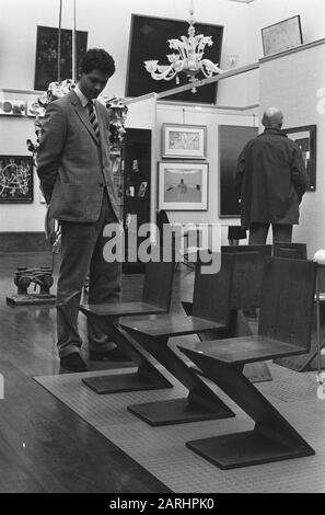 Auktion Rietveld Stühle bei Sotkebys in Amsterdam; der Zickzack-Vorsitzende von Rietveld Datum: 24. September 1986 Ort: Amsterdam, Noord-Holland Schlüsselwörter: Auktionen Stockfoto